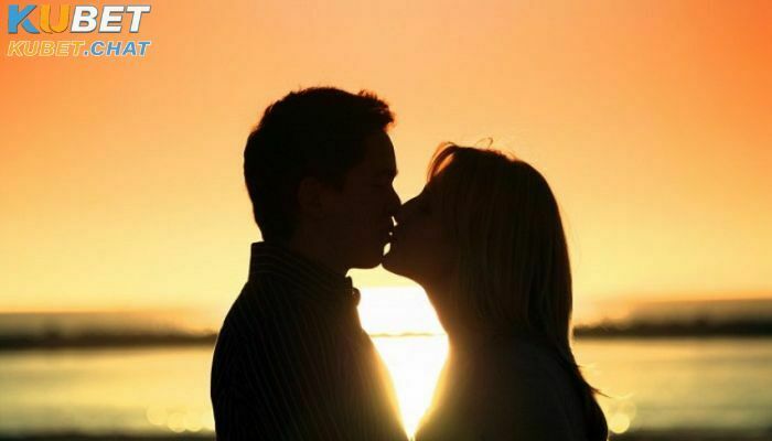 Mơ thấy hôn nhau chứng tỏ đời sống tình cảm của ta đang rất tốt đẹp.